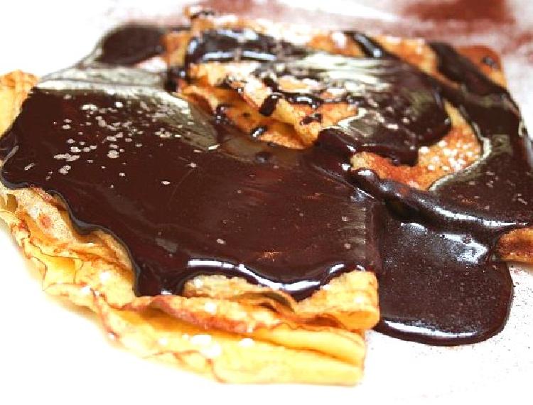 Panqueques con peras y bañados con salsa de chocolate