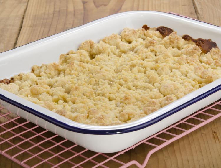 Torta clásica con crumble de nueces