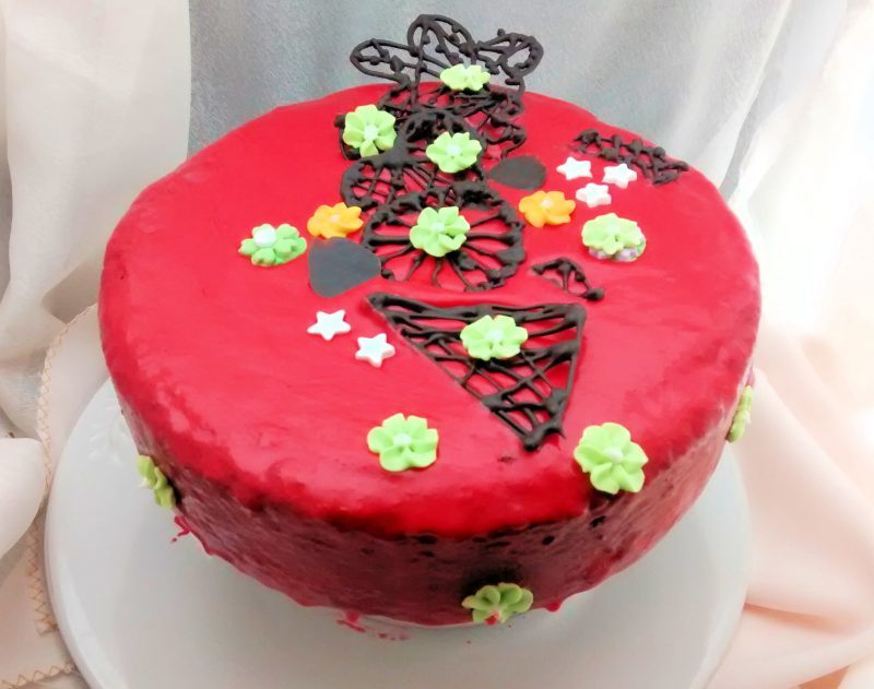 Torta con yogurt, chocolate y baño espejado en rojo