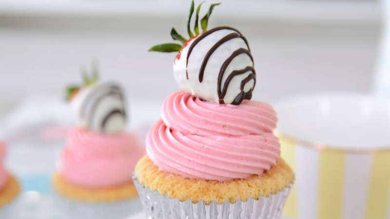 cupcakes de chocolate blanco y fresas