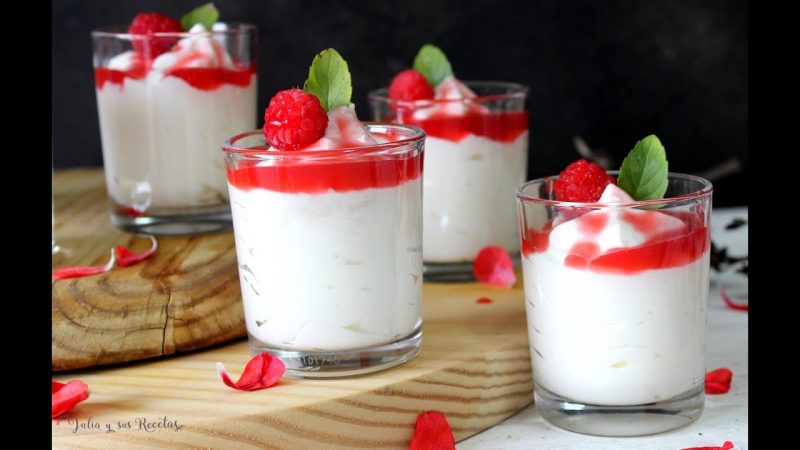 Mousse de yogur griego con mermelada de frambuesas