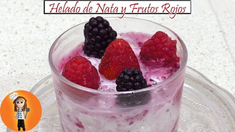 Helado de nata y frutos rojos