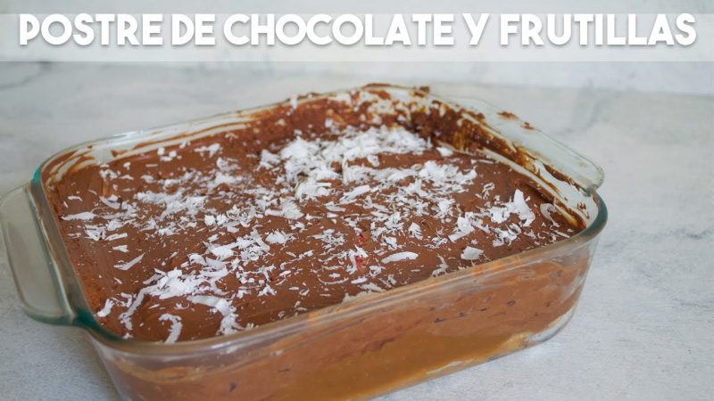 Postre de chocolate y frutillas